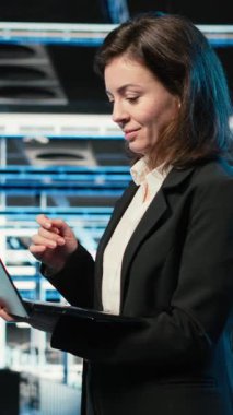 Yapay zeka sistemini güncelledikten sonra gülümseyen kadın mühendis. Mutlu sunucu odası yöneticisi VFX holografik verileri ile başarılı bir yapay zeka konuşlandırmasından sonra gururlu