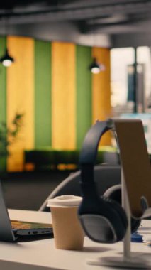 Dikey video iş ortamı, boş alan, modern mobilyalı ofis. Gökdelenlerin yanındaki parlak şık ofis, malzemelerle dekore edilmiş, pencerelerden gelen doğal ışık, yürütme alanı.