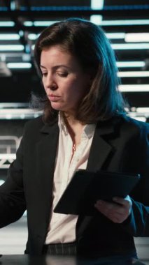 Dikey video veri merkezi kadın idarecisi ekipman platformlarında güvenlik denetimi yapmak için cihazlar ve AR simülasyonu kullanır. Sunucu çiftliğindeki kadın güvenlik duvarını doğrulamak için dijital ikiz tarama viralizasyonu kullanıyor