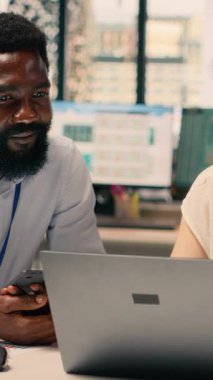 Dikey Video Profesyonel Ekibi, ofis çalışma alanı, görsel veriler ve grafikler, iş birliği, performans ölçümleri, dizüstü bilgisayardaki raporlama, verimlilik artışı, araştırma ve