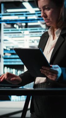 Dikey video veri merkezi dizüstü bilgisayar ve tablet arasındaki ayarları tarayıp endüstriyel sistemleri izliyor. Sunucu odası bilgisayar bilimcisi ağ dişli performansını denetlemek için aygıtlar kullanıyor