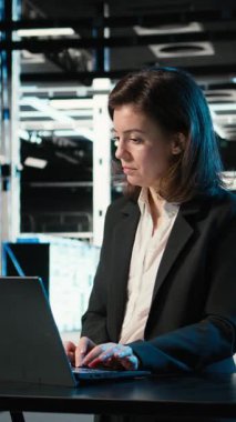 Süper bilgisayarların bağlantı sorunlarını çözmek için dizüstü bilgisayarda yazı yazan dikey video veri merkezi mühendisi. Sunucu merkezi uzmanı sistem günlüklerini analiz etmek ve vites hatalarını düzeltmek için dizüstü bilgisayarda program kullanıyor