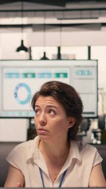 Dikey Video Çeşitliliği kurumsal ekibi, toplantı strateji, planlama ve görsel veriler, iş istihbarat raporları, profesyoneller hedefleri tartışıyor, iş başarısı için üretkenlik, risk