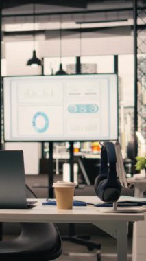 Dikey Video İdari Ofisi, boş, dizüstü bilgisayarı ve kırtasiyesi olan, modern mobilyalar üzerine doğal ışık, iş ortamı. Profesyonel şirket alanı, insan yok, şehir merkezi..