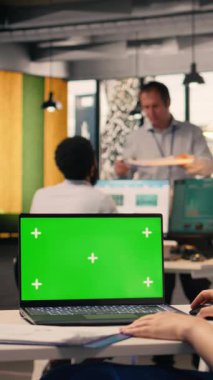 Çok uluslu bir şirket ofisinde krom anahtar dizüstü bilgisayar, KPI ve görsel verilerle çalışan bir iş kadını. Çalışan organizasyon planlama ve performans değerlendirmesi yapar..