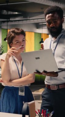 Dikey Video İş Ekibi, strateji ve eylem planı, resmi brifing toplantısı. Görsel veriler, raporlar ve ölçümler, performansı analiz eden profesyoneller, uyum ve risk değerlendirmesi, kurumsal