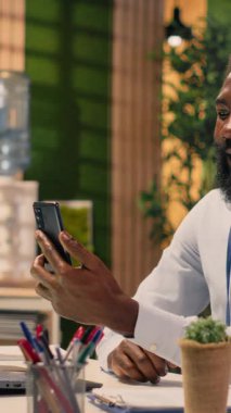 Dik Video Siyah çalışanı, şirket ofisine bağlanmak için laptop kullanarak küresel bir ekiple görüntülü konferans görüşmesi yaptı. Raporlama, kaynak tahsisi, uyum ve