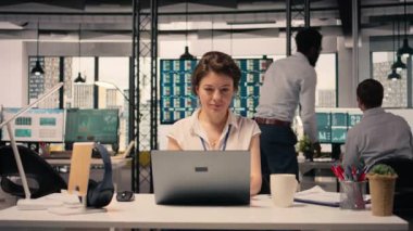 Kurumsal bir ofis çalışma alanına uyum sağlamak için para verilerini ve vergileri inceleyen profesyonel bir kadın. Görsel veriler, çizelgeler ve grafikler risk değerlendirmesini ve organizasyonel planlamayı destekler.