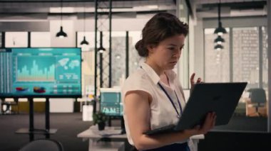 Zeminde volta atıyor, gergin bir kadın, sürekli kıpırdıyor, ileri geri, işte gerginlik, görev yönetimi, modern ofis, çokuluslu şirket, endişeli fiziksel ifade..