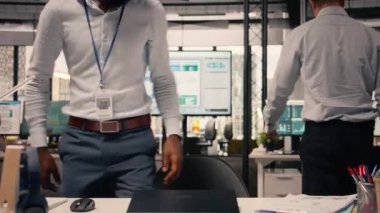 Afrikalı Amerikalı adam, laptop, modern ofis, görsel veri, KPI ölçümleri, iş zekası, geliştirme, performans denetimi, araştırma ve geliştirme için planlama.