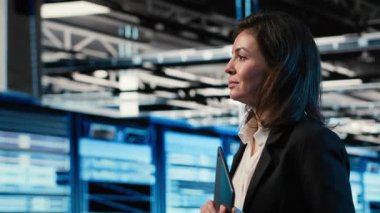 Veri merkezinde sunucular, sanal grafikler ve sistem yöneticisi optimize ediliyor. Denetleme sistemleri, kablosuz ağ görselleştirme VFX örtüsü ve sunucu merkezinde bilgisayar bilimci, kamera B