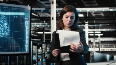 Ekipman donanımlarını optimize etmek, yapay zeka ve veri merkezindeki mühendisin gülümseyen portresi. Sistem parametreleri ayarlanıyor, sunucu merkezinde yapay zeka öğrenme teknolojisi ve mutlu çalışan, kamera B