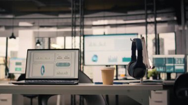 KPI 'ler ekranda boş yönetici ofis ortamında, modern mobilya ve profesyonel malzemelerle dekore edilmiş çalışma ortamında gösteriliyor. Şık bir ofiste, parlak bir iç mekanda kimse yok..