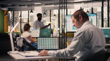 Kurumsal yaşam tarzı, masadaki odaklı iş adamı, veri analizi, modern ofis. Grafikler ve grafikler, KPI metrikleri, tahmin raporları, dizüstü bilgisayarlar, performans denetimi, geliştirme.