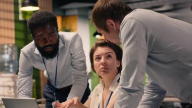 Performans ölçümleri ve tahmin raporları, veri analizi ve gündemde işbirliği yapan çok uluslu şirket çalışma ekibi. Organize çalışma alanında dizüstü bilgisayar kullanan şirket profesyonelleri.