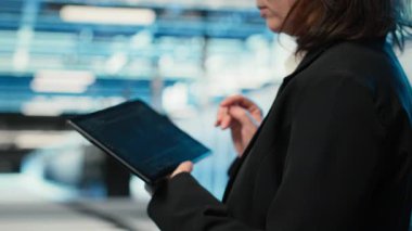 Tablet üzerindeki veri merkezi programcısı uygulama kullanarak ekipman donanımlarını optimize ediyor. Sunucu merkezinde çalışan bilişim uzmanının kapatma programı betiği, sistem parametreleri, kamera B