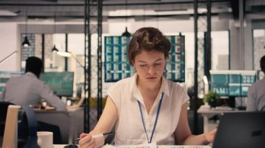 Temel fikirleri belgeleyen ve deftere yazı yazan, görevleri planlayan ve KPI için araştırma yapan kadın işçi. İş istihbaratı için hedefleri yansıtan el yazısıyla yazılmış notlar hazırlıyorum..