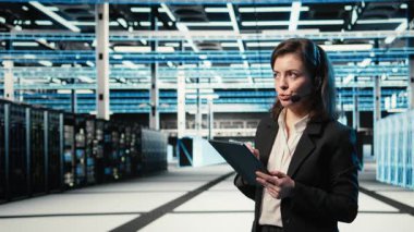 Bilgi İşlem Merkezi, AR holografik tanı cihazını kullanarak tanı koyuyor. Kadın mikrofonla konuşuyor, gelişmiş gerçeklik simülasyonuyla iletişim kuruyor ağ sorunlarını belirlemek için, kamera A