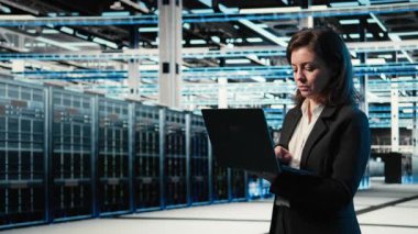 Bilgi işlem merkezi yöneticisi AR teknolojisini kullanarak bilişim altyapısında güvenlik denetimi yapıyor. Sunucu odası çalışanı güvenlik duvarı korumasını doğrulamak için mavi kablo örgüsü görüntüleme kullanıyor. Kamera A