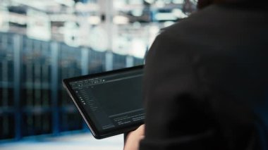 Veri merkezinde kodlama uygulaması, tablet ve programcı kullanarak ekipman donanımlarını optimize ediyoruz. Sistem parametreleri ayarlanıyor, betik programlanıyor ve sunucu merkezi kamera A 'da IT uzmanı