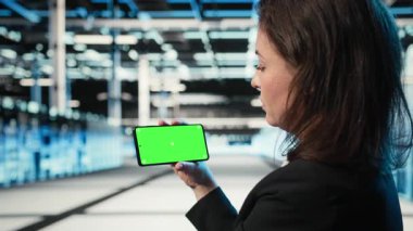 Video izleme, yeşil ekran model akıllı telefon ve sunucu merkezinde çalışan biri. Veri merkezindeki çevrimiçi kliplere, krom anahtarlı cep telefonuna ve yazılım geliştiricisine bakıyoruz. Kamera A