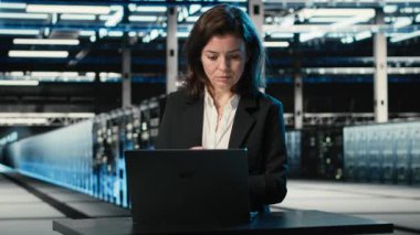 Klavyede, dizüstü bilgisayarda ve veri merkezinde sorun çıkaran süper bilgisayarların bağlantı sorunlarında mühendis. Vites hataları düzeltiliyor, dizüstü bilgisayar programı ve sunucu merkezi çözümleme sistem kayıtları uzmanı, kamera B