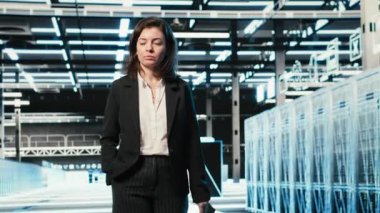 Veri merkezi yöneticisi mavi kablo örgüsü donanım zincirlerini inceliyor. Sunucu merkezi satırlarında yürüyen sistem yöneticisi AR dijital ikiz veri akışlarına bakıyor, kamera B