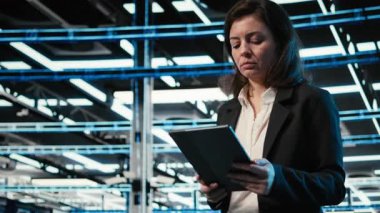 Veri merkezi mühendisi, elektronik sorunları çözmek için tablet ve artırılmış gerçeklik viralizasyonu kullanır. Vites sistemi hatalarını düzeltmek için aygıt ve dijital ikiz simülasyonu kullanan sunucu merkezi uzmanı, kamera A