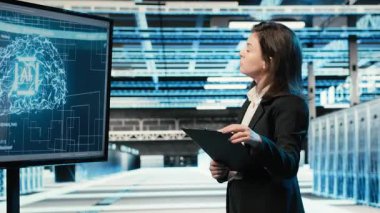 İzleme sistemleri, yapay zeka teknolojisi ve otomatikleştirilmiş endüstriyel veri merkezinde mühendis. Yapay zeka, makine öğrenimi ve sunucu odasında ağ performansını denetleyen bilişim uzmanı kamera B