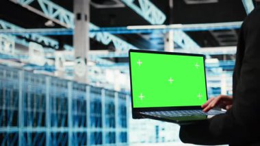 Yeşil ekran laptop, izleme sistemleri ve otomatik endüstriyel veri merkezinde geliştirici. Ekipman performansını denetlemek, sunucu merkezindeki bilgisayar ve çalışan, kamera A