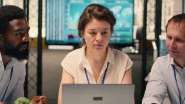 Çeşitli iş adamları modern ofiste strateji brifingi veriyor. Profesyonel bir kurumsal yaşam tarzında görsel veriler, performans ölçümleri ve raporlar planlama ve görev yönetimini destekler.