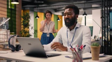 Afro-Amerikan adam, iş istihbaratı, tahminler, modern ofis alanı. Çizelgeler ve içgörüler, organizasyonel planlama, hedeflere ulaşım, araştırma ve geliştirme.