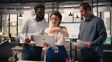 Çeşitli çalışma ekipleri iş istihbarat raporlarını inceliyor ve profesyonel ofis çalışma alanındaki verileri tahmin ediyor. Başlangıçtaki hedeflere ve veri analizine dayalı takım işbirliği.