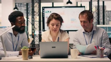 Çeşitli şirket ekipleri, eylem planı, iş brifingi hedefleri. Veri analizi, KPI gösterge paneli ve raporlar, modern ofis ortamı, risk değerlendirmesi, örgütsel gündem.