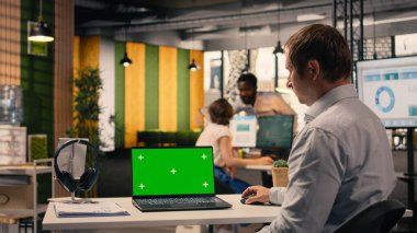 Model ekran, iş adamı olarak dizüstü bilgisayar, çizelgeleri gözden geçirme, tahmin raporları. İş zekası, performans ölçümleri ve analitik gösterge paneli, üretkenlik ve stratejik gelişim.