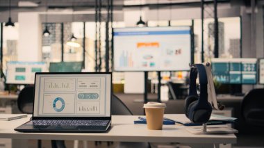 KPI 'ler ekranda boş yönetici ofis ortamında, modern mobilya ve profesyonel malzemelerle dekore edilmiş çalışma ortamında gösteriliyor. Şık bir ofiste, parlak bir iç mekanda kimse yok..