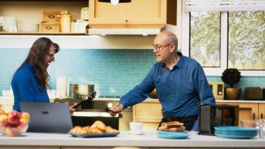 Yaşlı insanlar oyun zamanı ve rekabete sahte kılıçlarla başlıyorlar, aptal karı koca şakalaşıyor ve oyuncaklar ve diğer aletlerle düello yaparak aptalca davranıyorlar. Tasasız emeklilik hayatı. Kamera B.