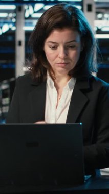 Klavyede dikey video daktilo, dizüstü bilgisayar ve mühendislik veri merkezinde sorun çıkaran süper bilgisayarların bağlantı sorunları. Vites hataları, dizüstü bilgisayar programı ve sunucu merkezi çözümleme uzmanı düzeltiliyor