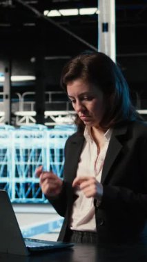 Bilgisayardaki sistem hatalarını düzelttikten sonra kutlama için dans eden dikey video sunucu merkezi mühendisi Happy. Operasyon hedeflerine ulaştıktan sonra heyecanını ifade eden kendinden geçmiş veri merkezi yöneticisi, kamera A