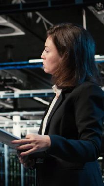 Sanayi otomasyon sistemlerini izlemek için yapay zeka kullanan dikey video veri merkezi mühendisi. Ağ performansını denetlemek için yapay zeka kullanan sunucu odası bilişim uzmanı, kamera