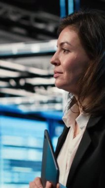 Veri merkezinde sunucuları, sanal grafikleri ve sistem yöneticilerini optimize eden dikey video. Denetleme sistemleri, kablosuz ağ görselleştirme VFX örtüsü ve sunucu merkezinde bilgisayar bilimci, kamera B