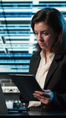 Dikey video veri merkezi dizüstü bilgisayar ve tablet arasındaki ayarları tarayıp endüstriyel sistemleri izliyor. Sunucu odası bilgisayar bilimcisi ağ dişli performansını denetlemek için aygıtlar kullanıyor