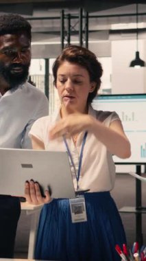 Vertical Video Diverse çalışma ekibi iş istihbarat raporlarını inceliyor ve profesyonel ofis çalışma alanındaki verileri tahmin ediyor. Başlangıçta hedeflere ve veri analizine dayalı takım işbirliği