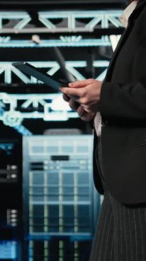 Veritabanında yürüyen dikey video teknisyeni AR simülasyonunu kullanarak bilişim altyapısında güvenlik denetimi yapıyor. Güvenlik duvarını doğrulamak için VFX birleştirme görüntüleme kullanan sunucu odası uzmanı