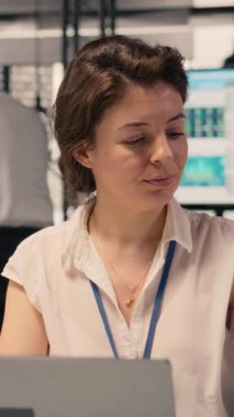 Dikey Video Kadını profesyonel, veri analiz raporları, KPI gösterge panelleri, masadaki dizüstü bilgisayarlar, modern ofis, verimliliği destekleme, iş zekası, stratejik karar verme, görev yönetimi.