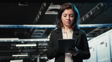 Veri merkezi programcısı tablet kullanarak endüstriyel otomasyon sistemlerini izliyor. Sunucu odası IT çalışanı ağ performansını eş zamanlı olarak denetlemek için aygıt kullanıyor, kamera B