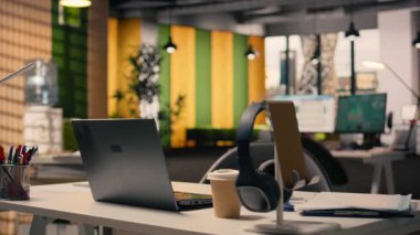 İş ortamı, boş alan, modern mobilyalı ofis. Gökdelenlerin yanındaki parlak şık ofis, malzemelerle dekore edilmiş, pencerelerden gelen doğal ışık, yürütme alanı.