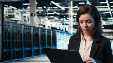 Bilgi işlem merkezi programcısı geliştirilmiş gerçeklik teknolojisini kullanarak bilişim altyapısında güvenlik denetimi yapıyor. Güvenlik duvarı korumasını doğrulamak için kablo ağ görüntüleme kullanan sunucu merkezi çalışanı, kamera A