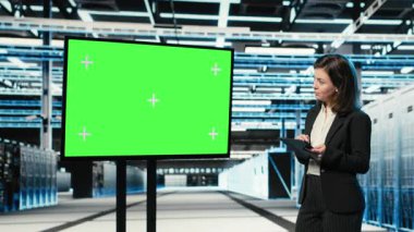 Mokup monitör, AR kontrol paneli ve veri merkezindeki platformları düzenleyen yönetici. Donanım ayarları ayarlanıyor, yeşil ekran görüntüsü ve sanal kaplama kullanarak sunucu çiftliğinde çalışan, kamera B