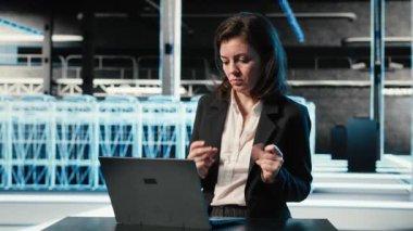 Bilgisayardaki sistem hatalarını düzelttikten sonra kutlama için dans eden Mutlu sunucu merkezi mühendisi. Operasyon hedeflerine ulaştıktan sonra heyecanını ifade eden kendinden geçmiş veri merkezi yöneticisi, kamera B